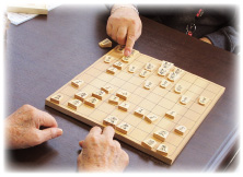 オーク倶楽部では機能訓練の一環として将棋などのテーブルゲームを取り入れております。
