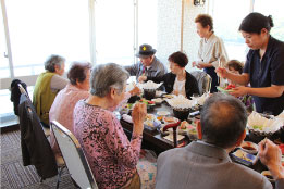 オーク倶楽部利用者様のご昼食の様子