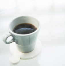 カフェカウンターで利用者様やスタッフと楽しくお話